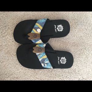 New W/O tags yellowbox sandals